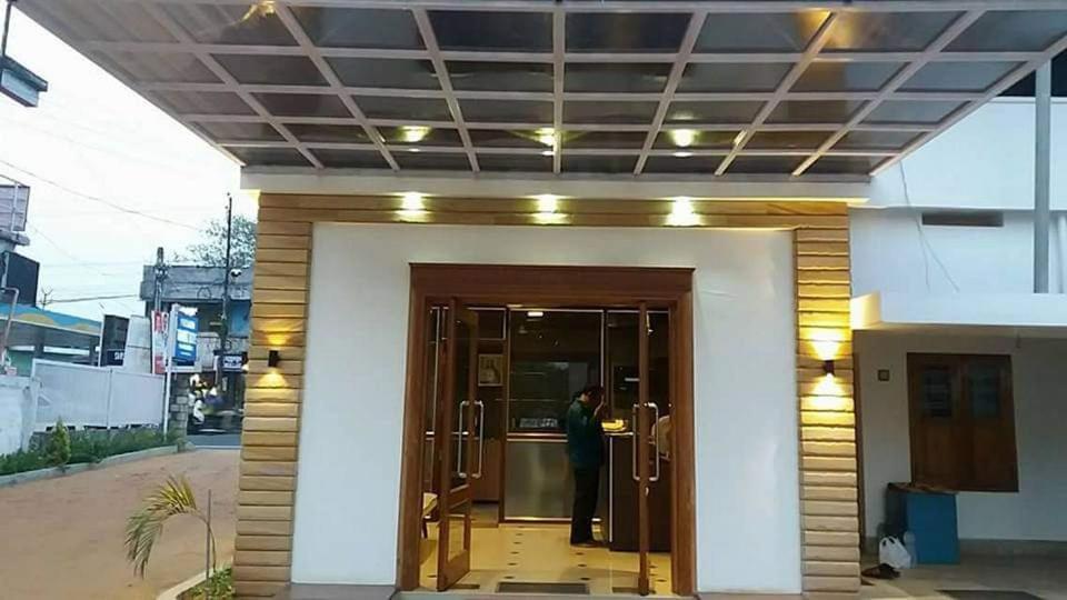 Premier Tourist Home Kizhake Chālakudi Exteriör bild